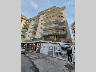 Trilocale in Vendita a Napoli, zona Rione Alto, 310'000€, 90 m²