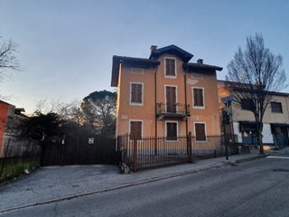 Villa bifamiliare in Vendita a Cuveglio, 208'000€