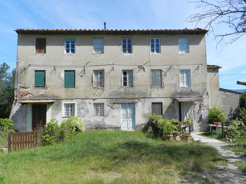 Casale in Vendita a Lucca, zona Nord, 550'000€, 650 m²