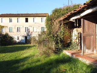 Casale in Vendita a Lucca, zona Nord, 550'000€, 650 m²