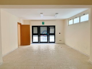 Capannone in Vendita a Catanzaro, zona Stadio, 200'000&euro;, 600 m²