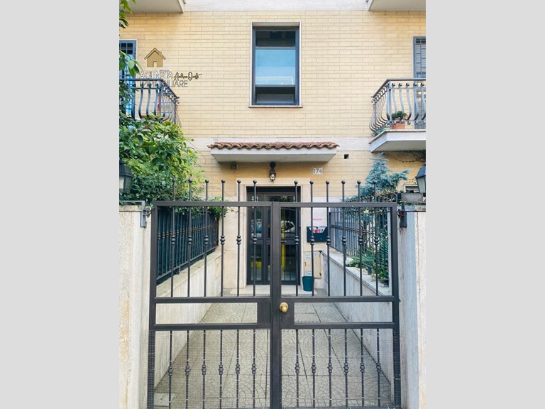 Quadrilocale in Vendita a Roma, zona Via Quintilio Varo, 319'000€, 97 m²