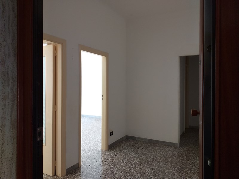 Trilocale in Vendita a Taranto, zona Rione Italia, 50'000€, 107 m², arredato