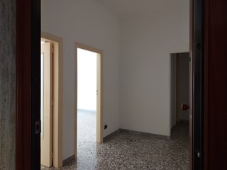 Trilocale in Vendita a Taranto, zona Rione Italia, 50'000€, 107 m², arredato