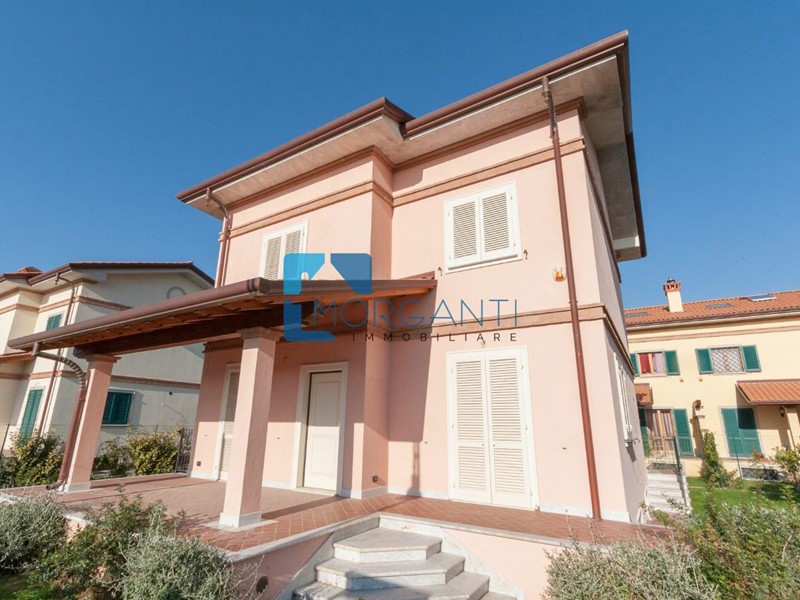 Villa in Vendita a Seravezza, zona Querceta, 800'000&euro;, 170 m²