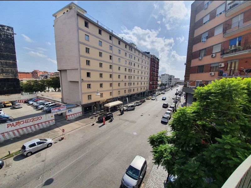 Appartamento in Vendita a Napoli, zona ferrovia, 265'000€, 120 m²