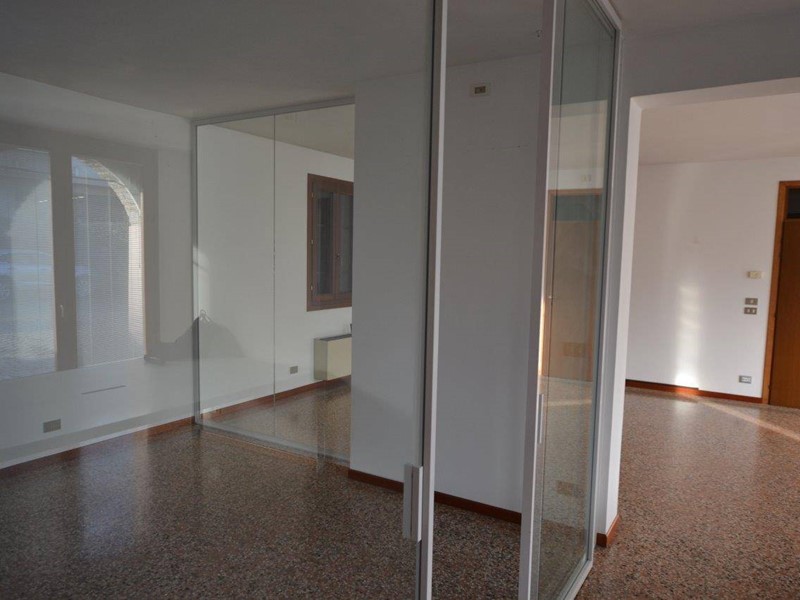 Ufficio in Affitto a Treviso, 800€, 109 m²