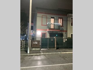 Villa in Vendita a Pavia, zona san pietro in verzolo, 330'000€, 200 m²