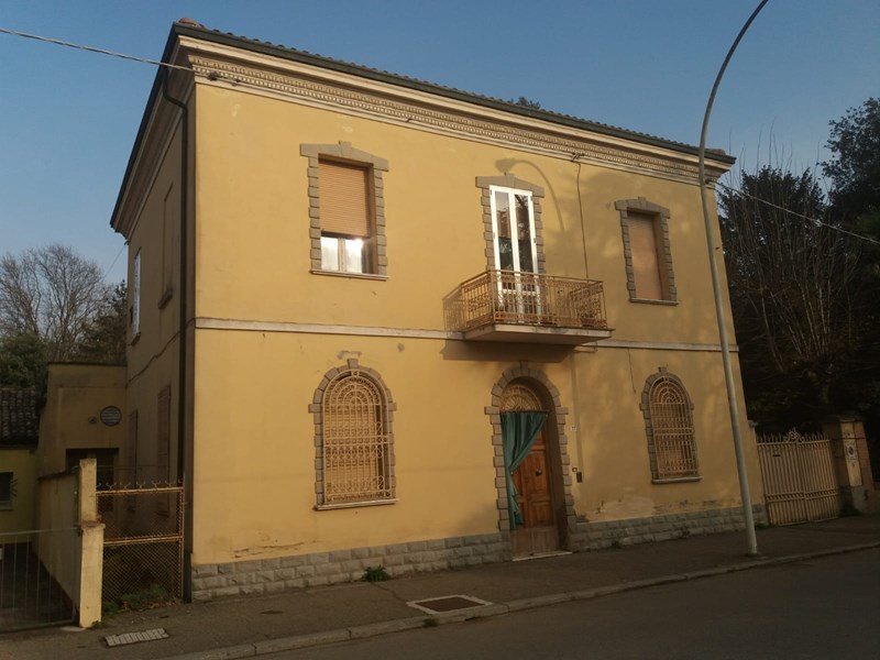 Villa in Vendita a Alfonsine, 240'000€, 400 m², arredato