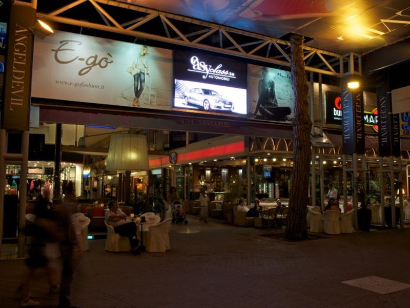 Negozio in Affitto a Riccione, zona VIALE CECCARINI - GALLERIA VISCARDI, 33'000€, 50 m²