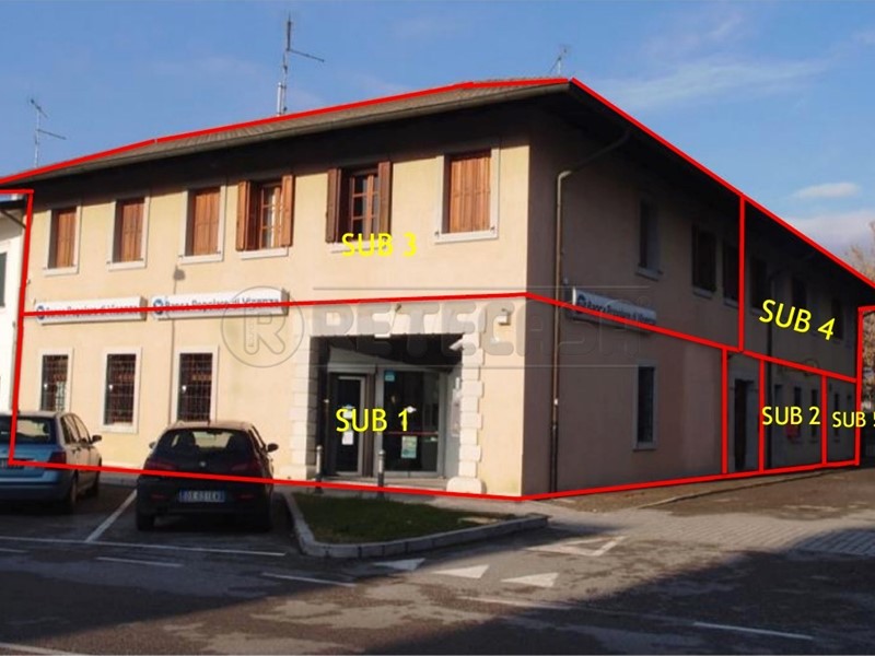 Immobile commerciale in Vendita a San Vito al Torre, 330'000€, 705 m²