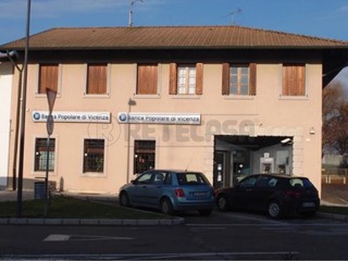 Immobile commerciale in Vendita a San Vito al Torre, 330'000€, 705 m²