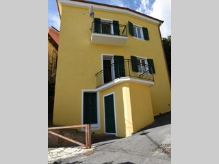 Casa Indipendente in Vendita a Alassio, zona Moglio, 295'000€, Mq 102, arredato