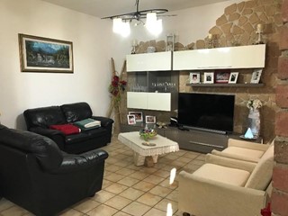 Quadrilocale in Vendita a Certaldo, 150'000€, 85 m², con Box