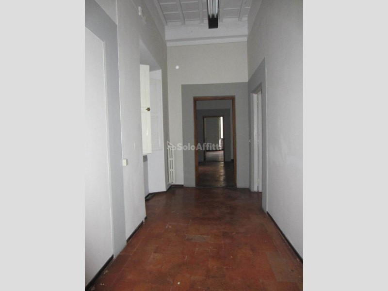 Ufficio in Affitto a San Giovanni Valdarno, zona Centro, 1'500€, 190 m²