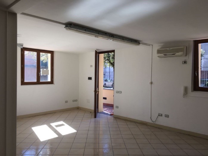 Ufficio in Affitto a Massa e Cozzile, zona Margine Coperta, 475€, 47 m²