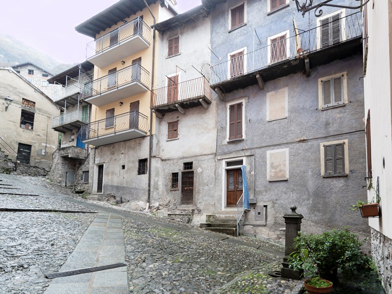 Casa Semi Indipendente in Vendita a Colonno, 115'000€, 200 m²