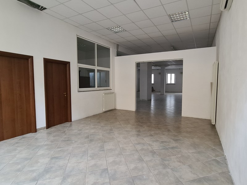Immobile commerciale in Affitto a Novara, 1'100€, 206 m²