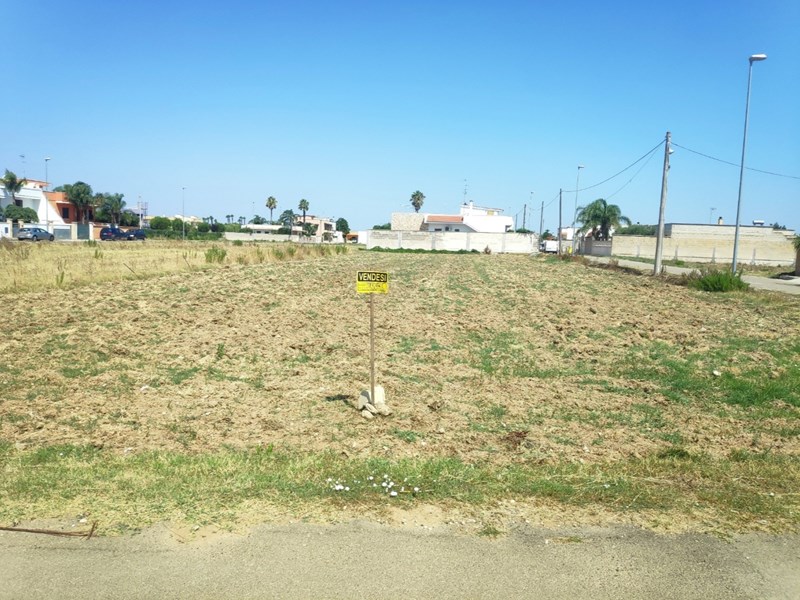 Terreno edificabile in Vendita a Leverano, zona Via Salvo D'Acquisto 1, 130'000€, 1400 m²