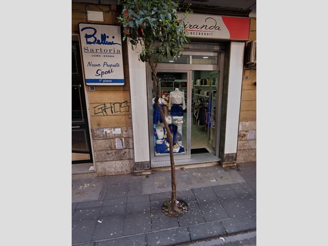 Negozio in Affitto a Salerno, zona Carmine, 850€, 45 m², arredato