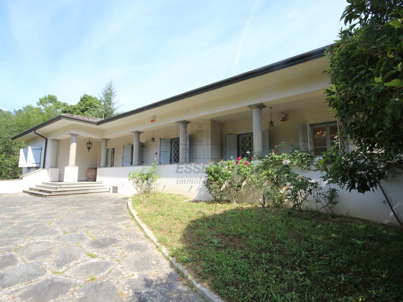 Villa in Vendita a Camaiore, zona Ove, 548'000&euro;, 400 m²