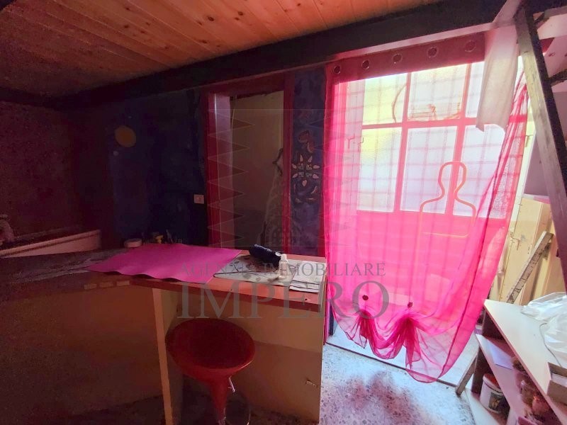 Attività commerciale in Vendita a Ventimiglia, zona Vicinanze centro, 80'000€, 55 m²