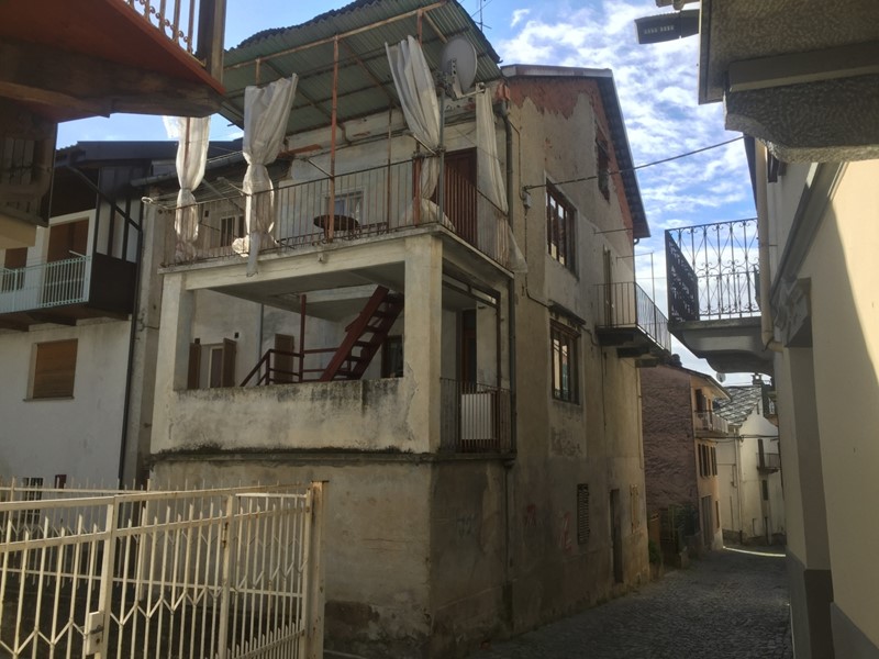 Casa Semi Indipendente in Vendita a Rueglio, 33'000€, 110 m²