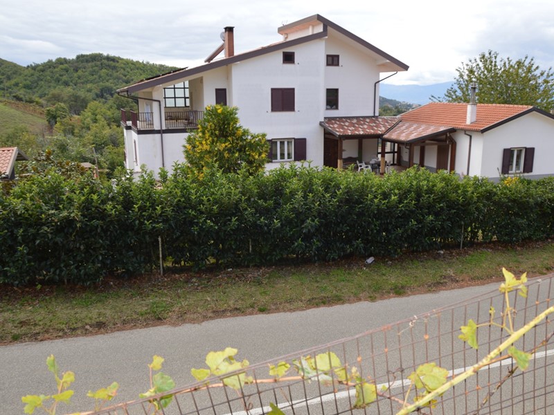 Villa in Vendita a San Demetrio Corone, zona c.da Cacossa, 469'000€, 400 m²