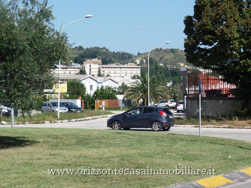 Immobile commerciale in Vendita a Ascoli Piceno, zona Lu Battente, 900 m²