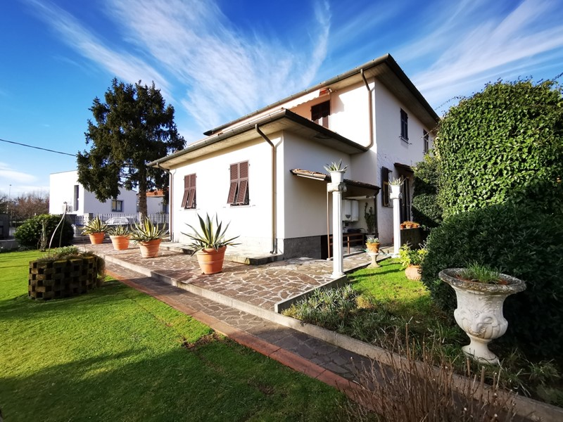 Casa Indipendente in Vendita a Sarzana, zona Sarzana vicinanze centro, 400 m²