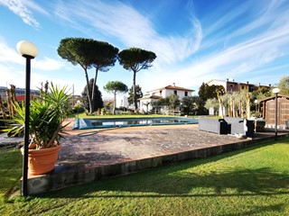 Casa Indipendente in Vendita a Sarzana, zona Sarzana vicinanze centro, 400 m²