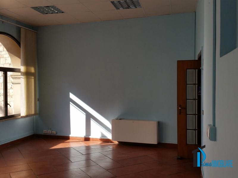 Ufficio in Affitto a Terni, 550€, 70 m²