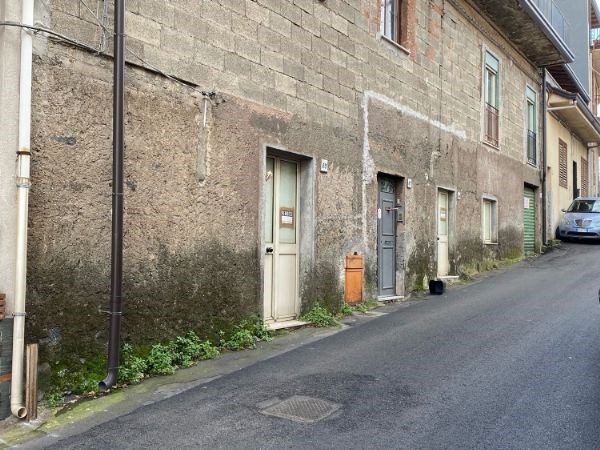 Appartamento in Vendita a Trecastagni, zona Centro, 68'000€, 150 m², con Box