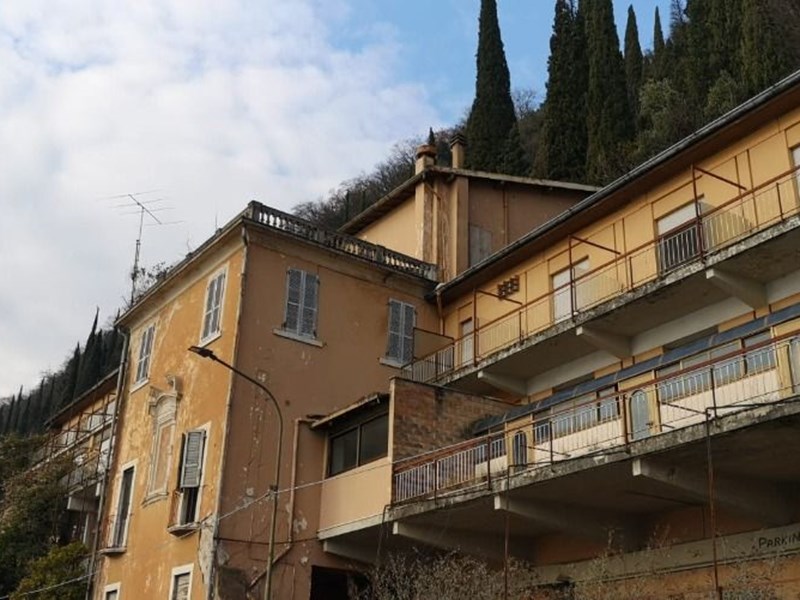 Immobile commerciale in Vendita a Toscolano Maderno, 493'762€