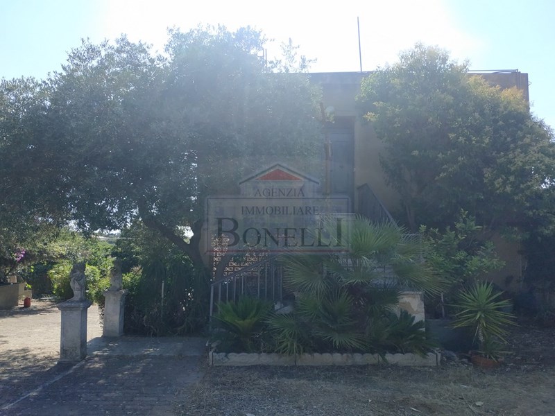 Villa in Vendita a Caltagirone, zona Collegiata, 180'000€, 240 m²
