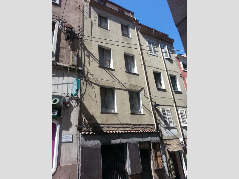 Casa di corte in Vendita a Sassari, zona CORSO VITTORIO EMANUELE 82, 99'000€, 400 m²