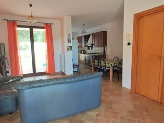 Villetta a schiera in Vendita a Anzio, zona Lido dei Pini, 200'000€, 110 m², con Box