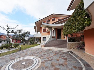 Casa Semi Indipendente in Vendita a Chiampo, 288 m², arredato, con Box