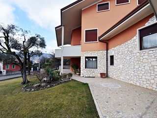 Casa Semi Indipendente in Vendita a Chiampo, 288 m², arredato, con Box