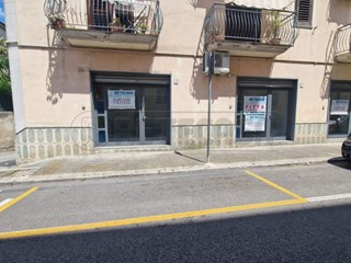 Immobile commerciale in Vendita a Mercato San Severino, zona Curteri, 136'000&euro;, 87 m²