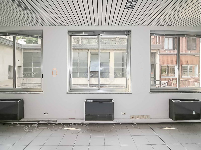 Ufficio in Affitto a Milano, zona Certosa - Kennedy, 1'995€, 323 m²