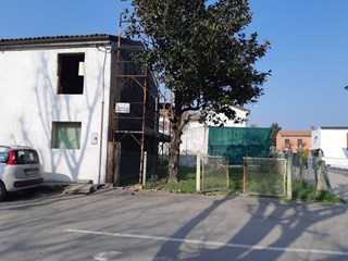 Villa bifamiliare in Vendita a Malalbergo, zona Centro, 49'000€, 95 m²