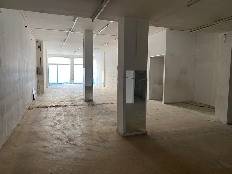 Immobile commerciale in Affitto a Ragusa, 1'500€, 400 m²