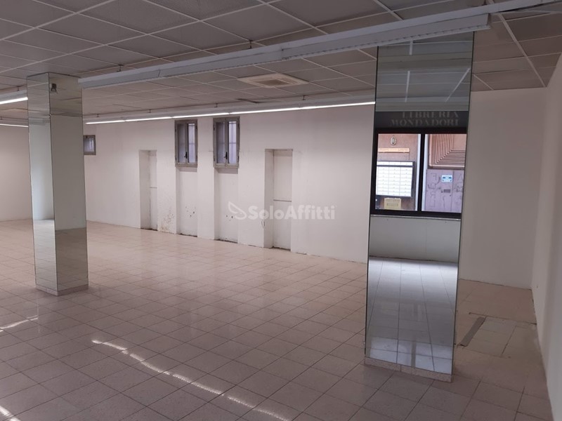 Capannone in Affitto a Forlì, 1'000€, 100 m²