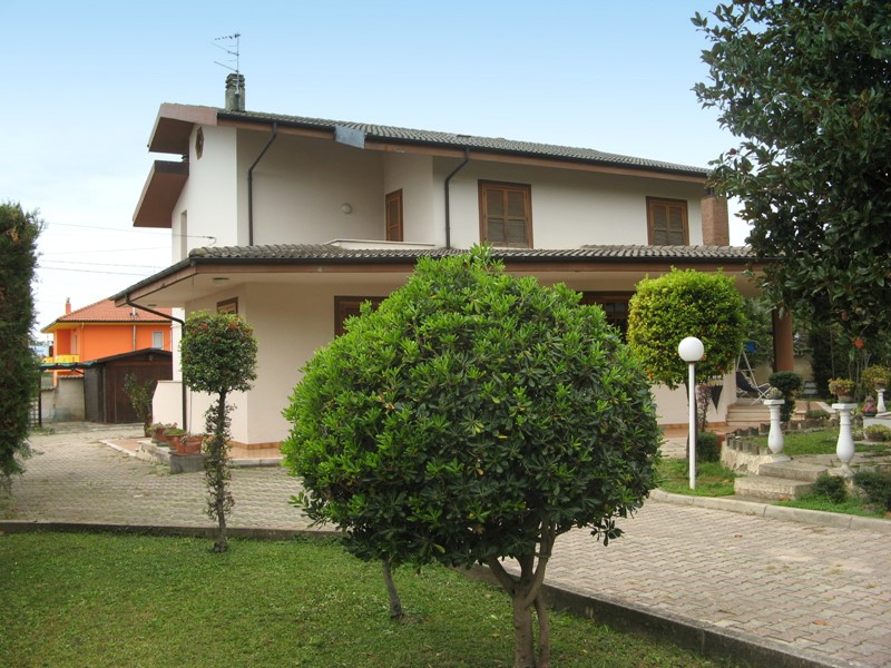 Villa in Vendita a Collecorvino, zona Centro, 330'000€, 302 m²