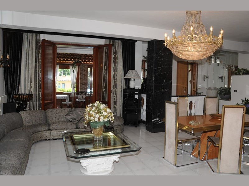 Villetta a schiera in Vendita a Pozzuoli, 410'000€, 310 m²