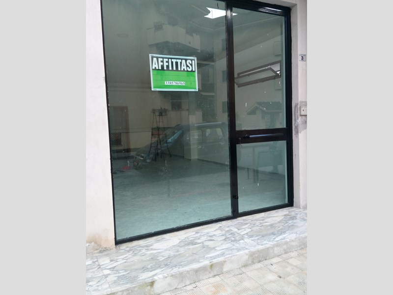 Immobile commerciale in Affitto a Casagiove, zona VIA ROMA N°3, 600€, 65 m²