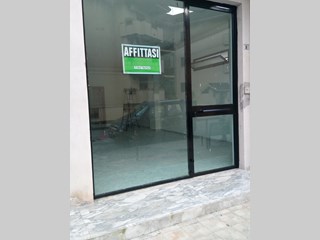 Immobile commerciale in Affitto a Casagiove, zona VIA ROMA N°3, 600€, 65 m²