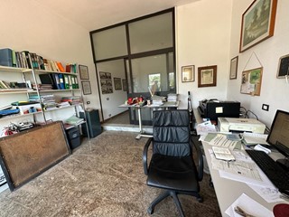 Immobile commerciale in Affitto a Luni, 450€, 45 m²