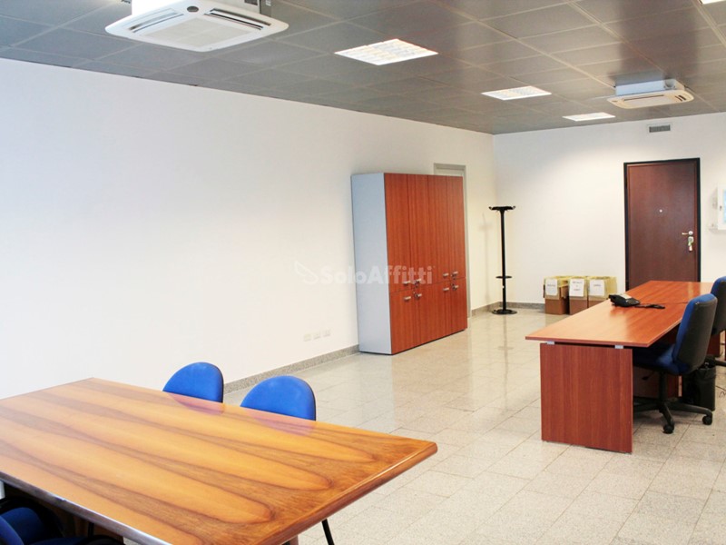 Ufficio in Affitto a Frascati, zona Vermicino, 1'200€, 60 m², arredato
